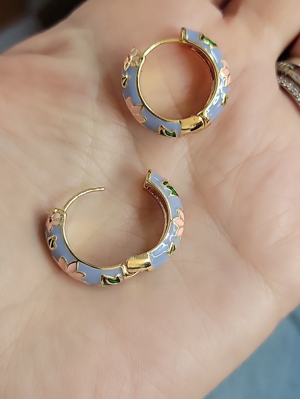 🔥LAST PAIR🔥 Cottagecore Periwinkle Floral Enamel Hoop Earrings - Picture 6 of 6